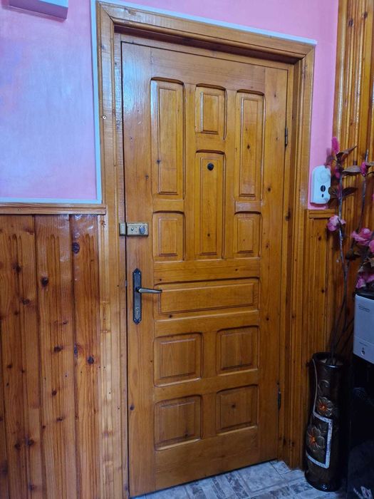 Ușă din lemn , de la intrarea in casa