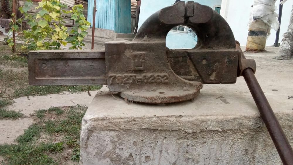 тяжёлые поворотные слесарные тиски