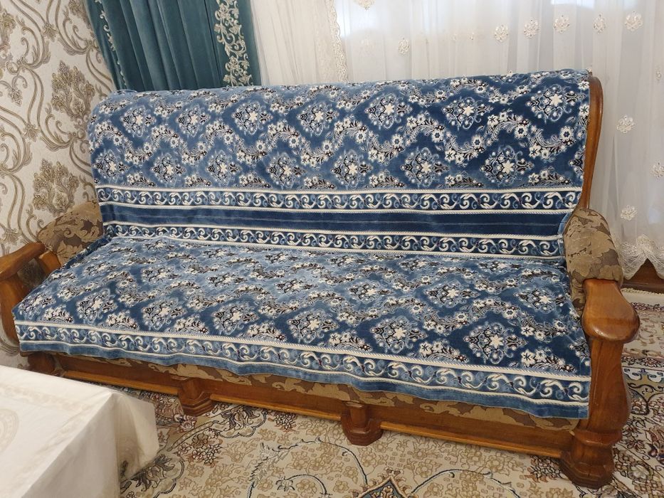 диван для гостиной в хорошем состоянии
