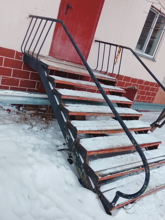 Продам Крыльцо металлическое с площадкой