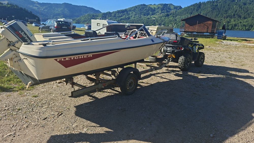 Barcă cu motor de 25 de cai si peridoc