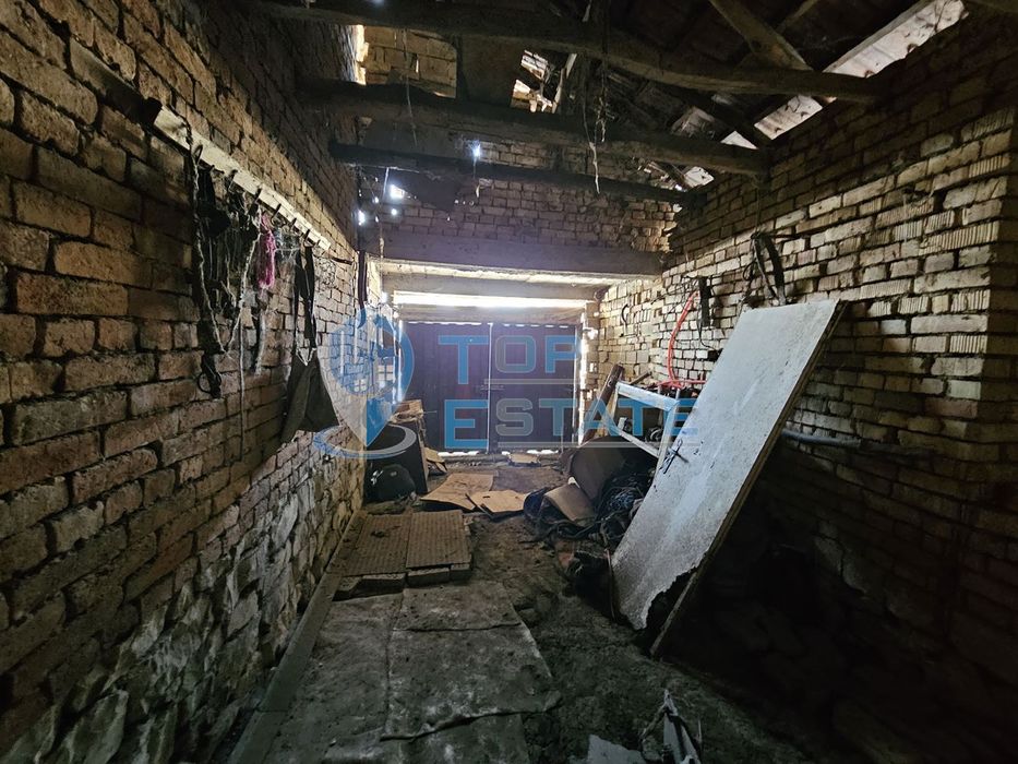 Голяма едноетажна тухлена къща с гараж в село Страхилово