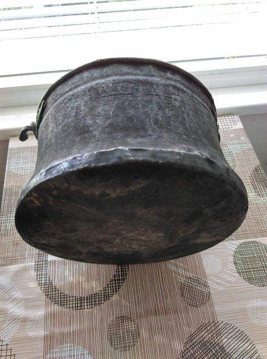 2 бр Стари медни(бакърени) котли голям 20 л и по малък 12 литра.