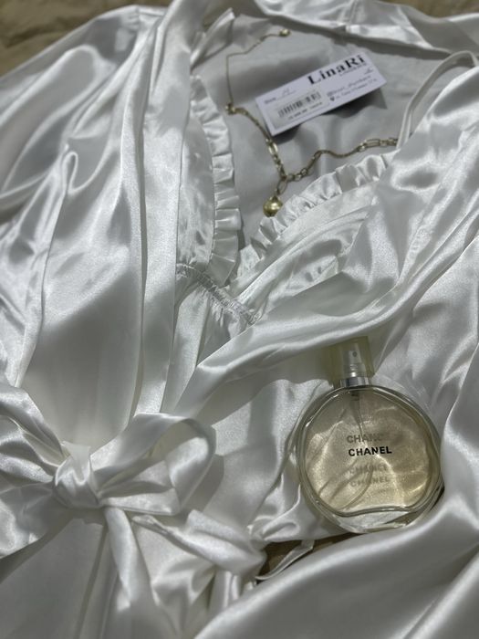 Атласный пеньюар с перьями