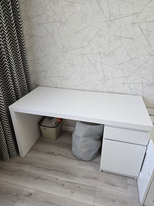 Письменный стол белого цвета, в отличном состоянии, производство Икея.