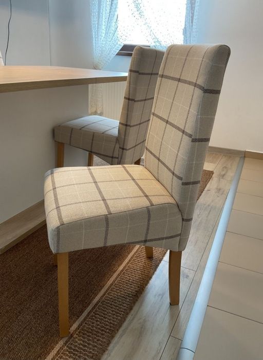 Vand masa extensibila  cu 6 scaune tapitate. Dimensiuni 90x160/200 cm