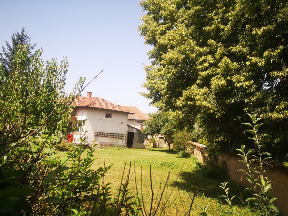 Къща в центъра на с. Лесново