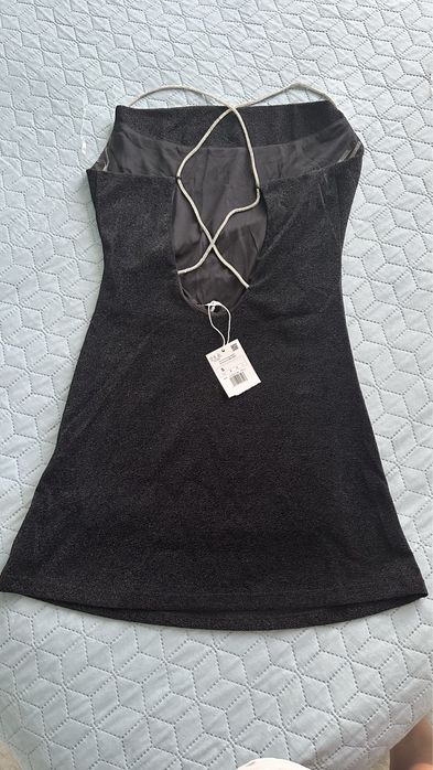 Рокля с гръцко деколте и ефектен гръб