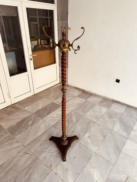 Италианска винтидж закачалка от масивно дърво и месинг