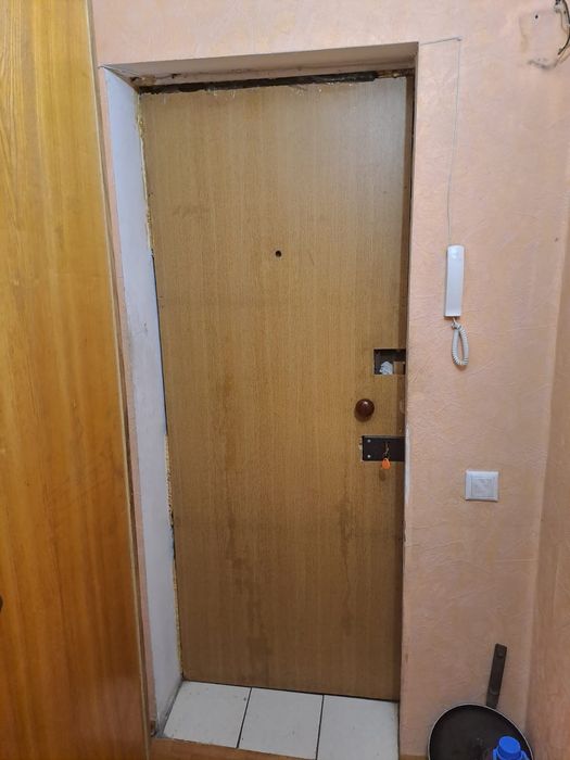 Продам входную дверь