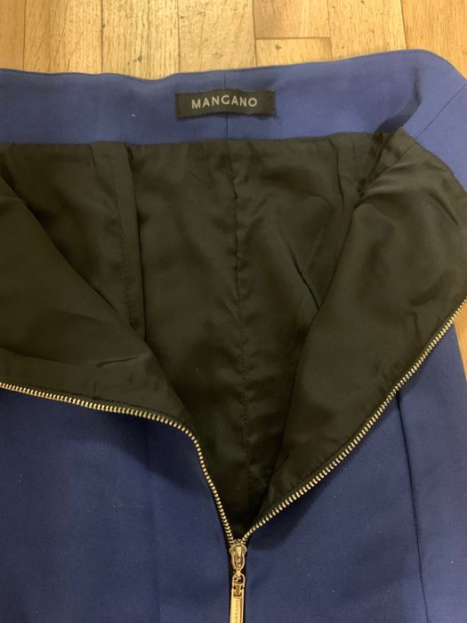 Дамска вталена секси пола със златен цип, италианска марка Mangano