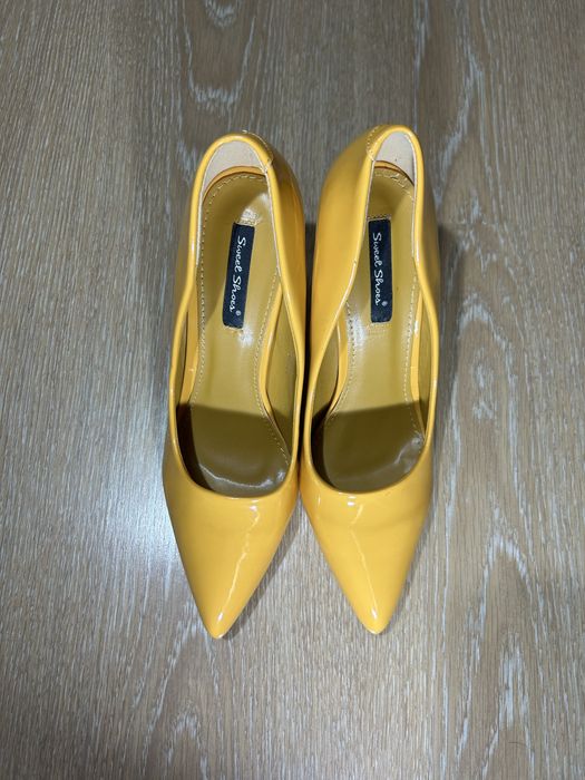 Елегантни обувки и чанта в цвят горчица, носени веднъж