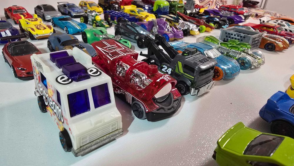 Colecție Satisfăcătoare Lot 50 Hot Wheels Skyline R30, Tesla, Minecart