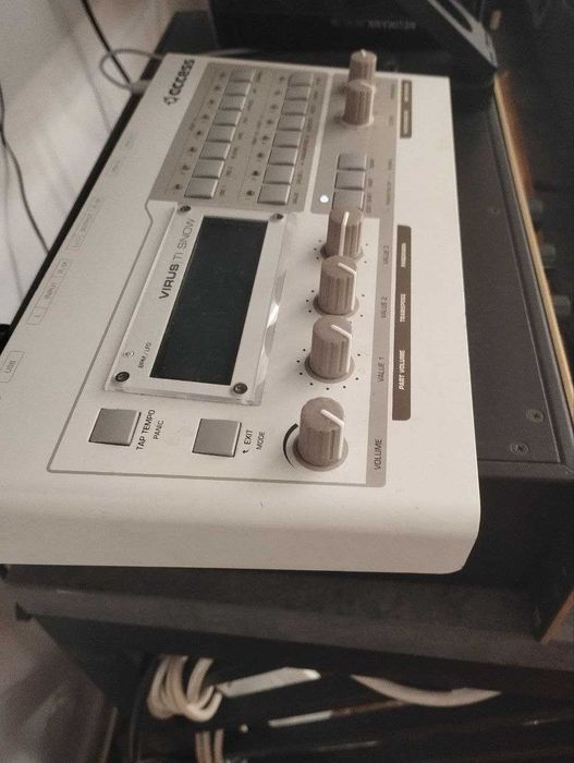 Синтезатор Virus TI Snow