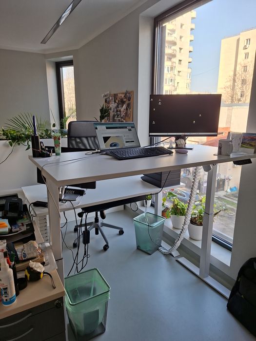 Birou reglabil  electric in stare noua 140x70 cm