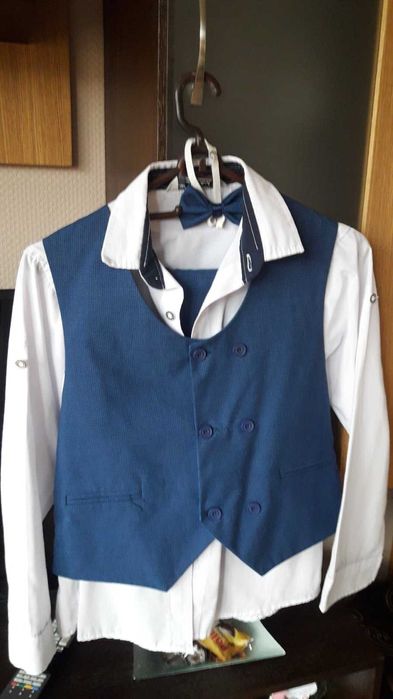 Костюми - 2 бр. пълни комплекти с риза.