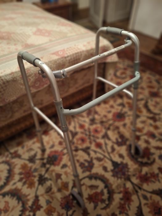 Cadru de mers pliabil, ajustabil pe inaltime, din aluminiu