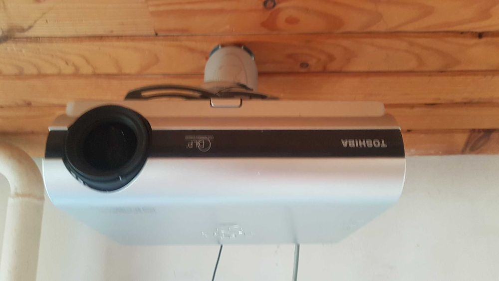 Видеопрожектор с екран TOSHIBA