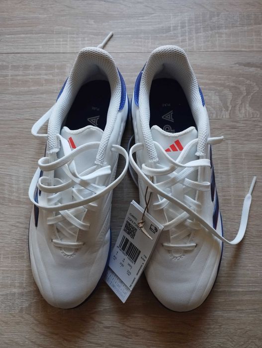 Продавам чисто нови футболни обувки adidas