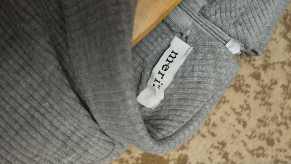 Платье вязанное серое в рубчик