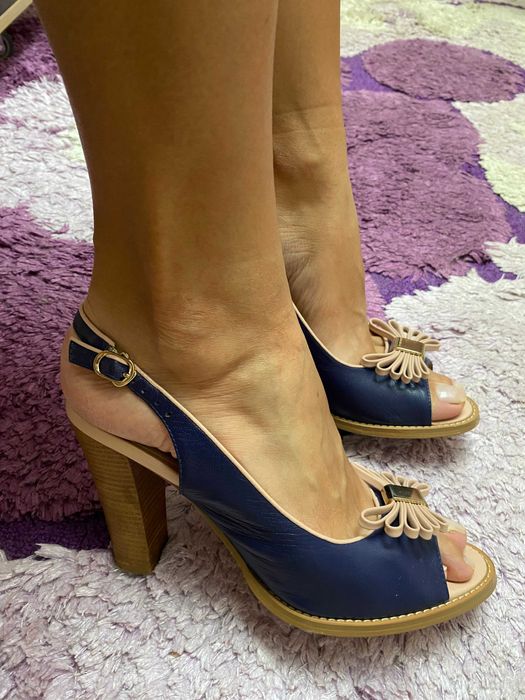 Продам босоножки летние на каблуке с бантом