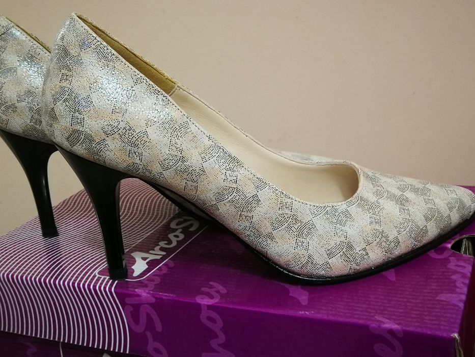 Pantofi stiletto