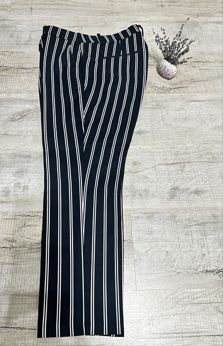 Pantaloni H&M, impecabili.