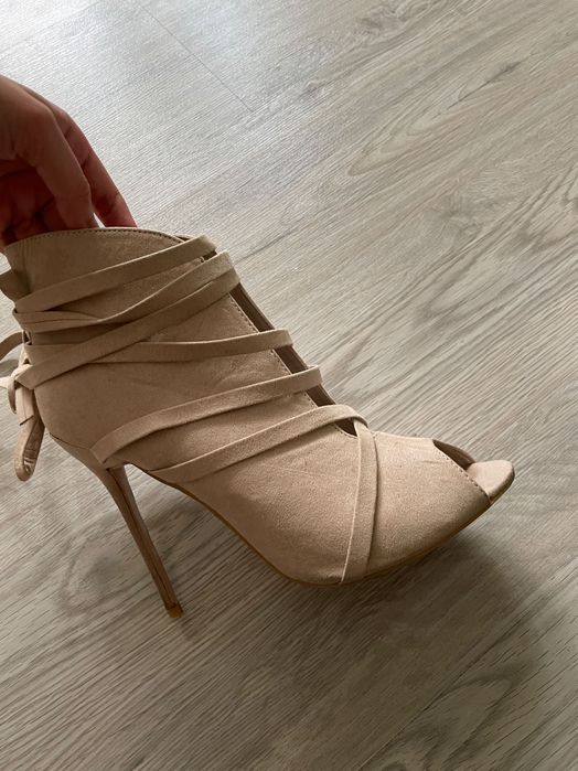 Botine crem Poema