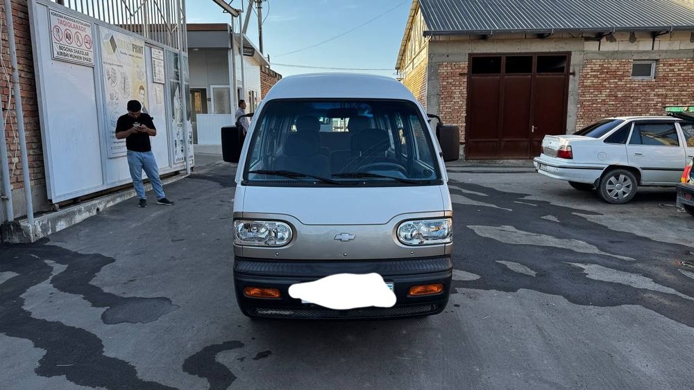 Kraska toza orqa kapotda ozgina petno bor
