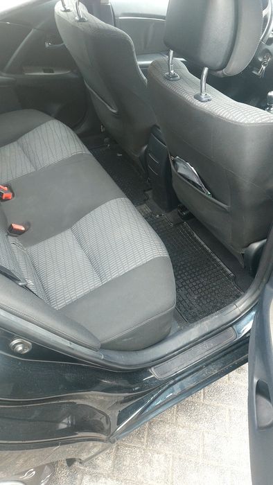 Vând Toyota Avensis