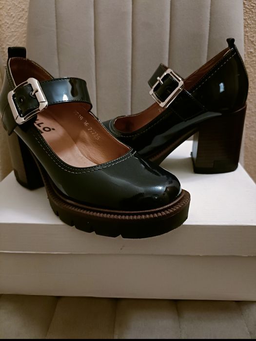 Pantofi din piele naturală lăcuită, mărimea 36.