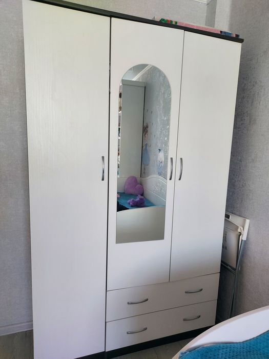 Шкаф продам с зеркалом