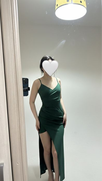 Зеленое платье с вырезом