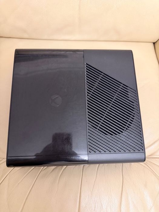 Xbox 360 E – Boxed + кристален контролер + Kinect + 5 игри