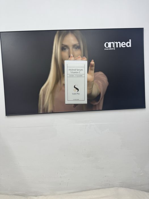 Продается кушетка,витрины