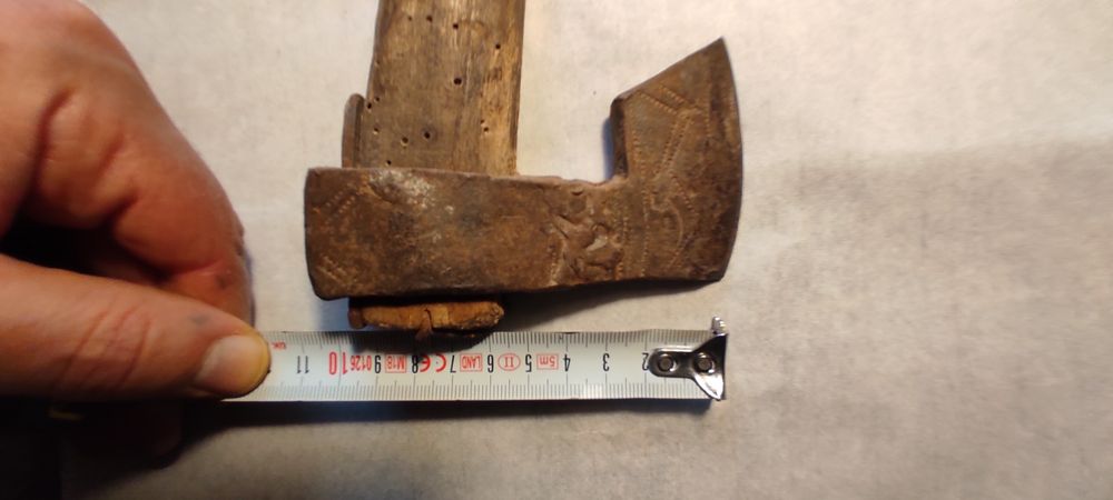 Baltag , topor, sabie veche