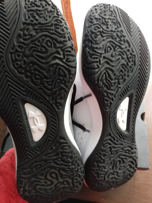 Vând adidași UnderArmour