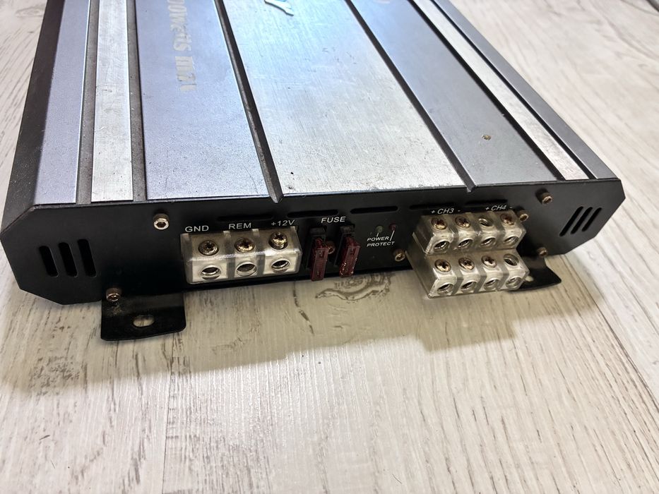 Устройството разполага с 4 канала и максимална мощност от 1800W.