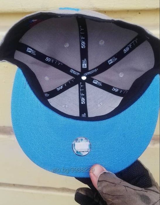 Шапка с козирка.