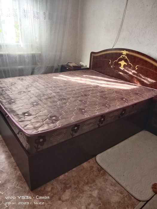 Кровать с матрасом в отличном состоянии