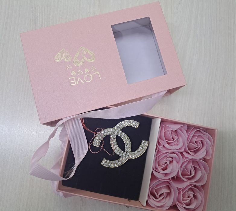 Broșe-mărțișor  în cutie cu 6 trandafiri roz de sapun