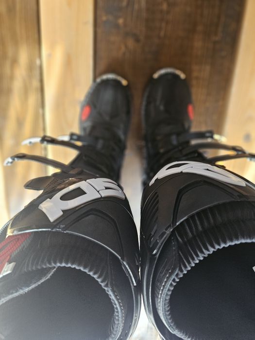 Vând ghete de cross Sidi și genunchiere Thor