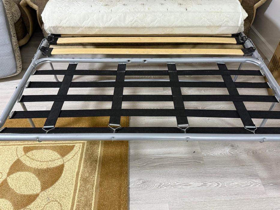 Диван с матрасом,кресло