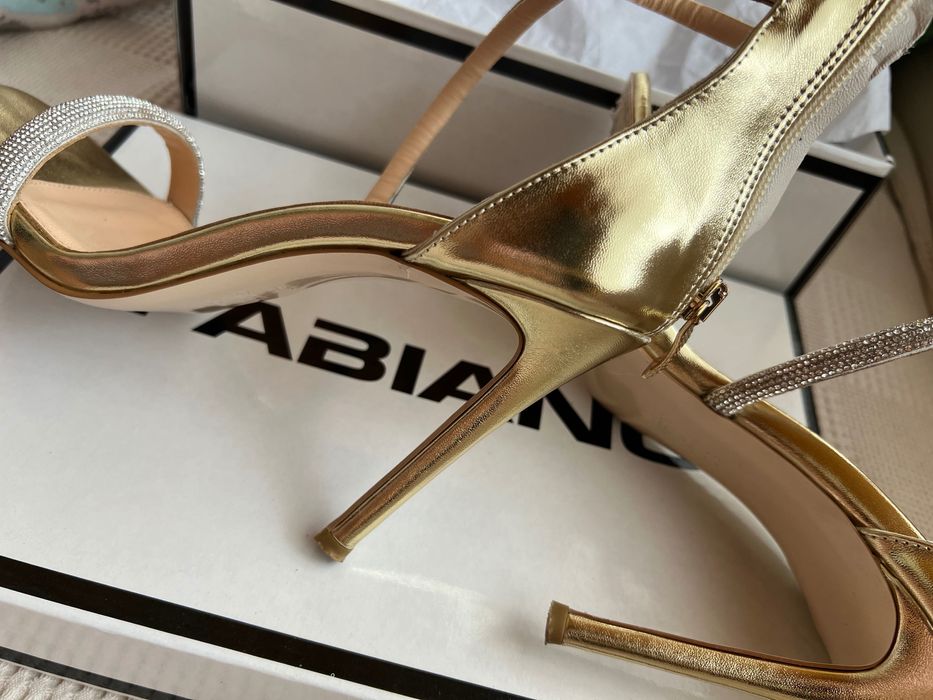 Черни сандали , златисти сандали