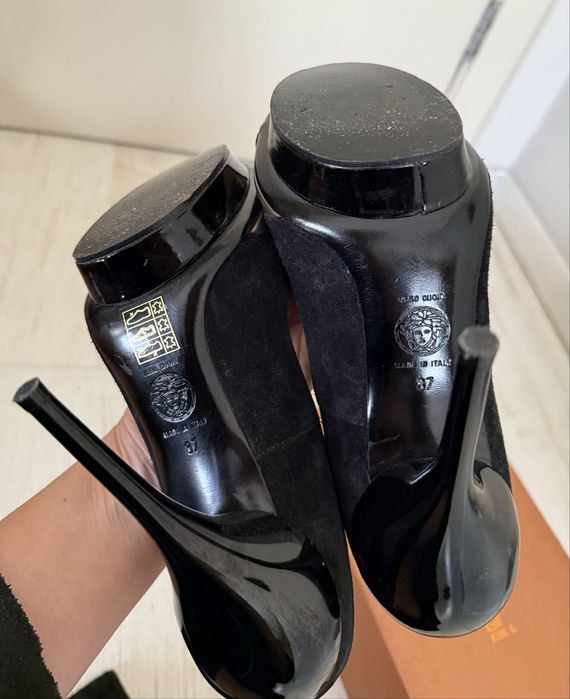 Черни велурени обувки на висок ток Versace със златни акценти-37номер