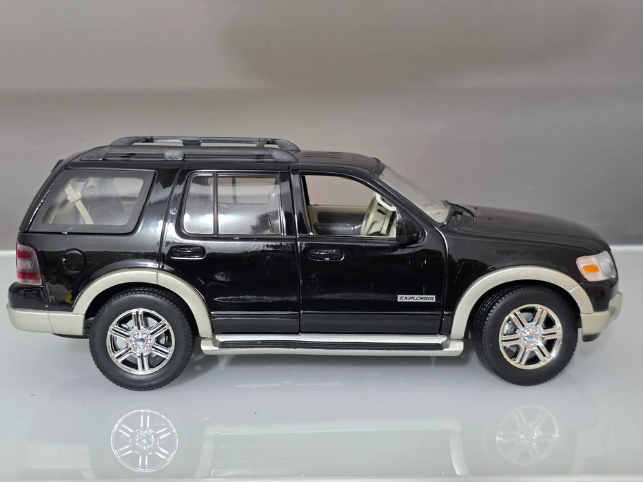 Macheta Auto 1/18 Welly Ford Explorer 2006