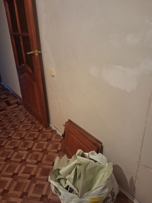 Бесплатно. Шкаф целый.