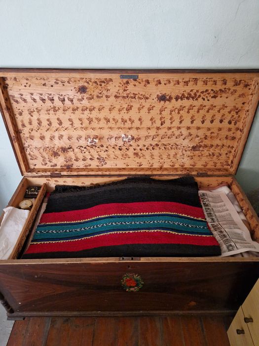 Старинен дървен скрин  и черги