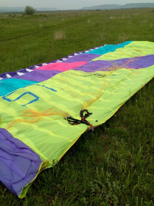 парапланери,парапланер ,,запасни парашути,парамотори,сбруи