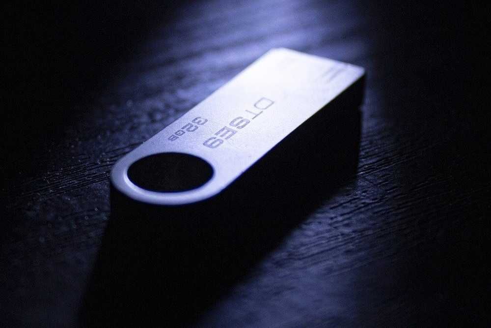 Stick bootabil Windows 10 Home nou cu licenta retail
